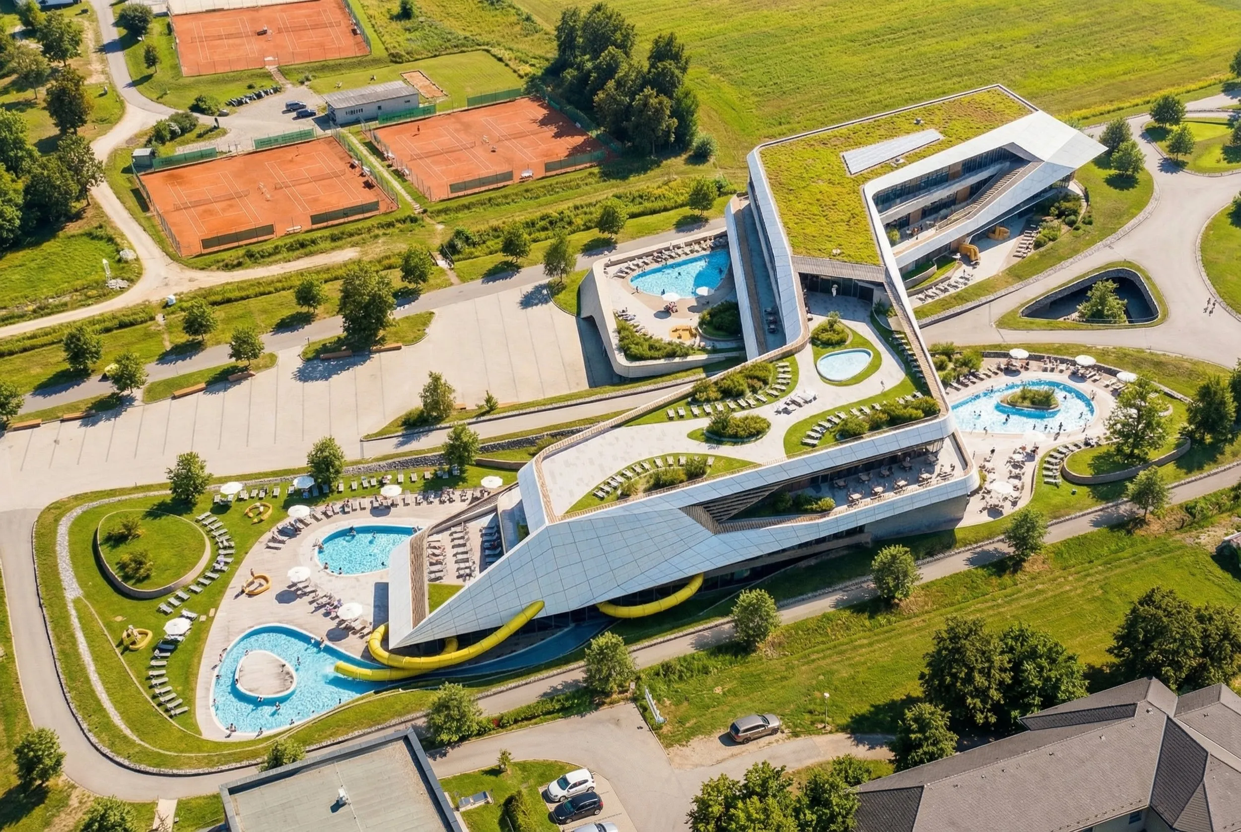 Luftaufnahme der Therme St. Kanzian, in die Landschaft eingebettet