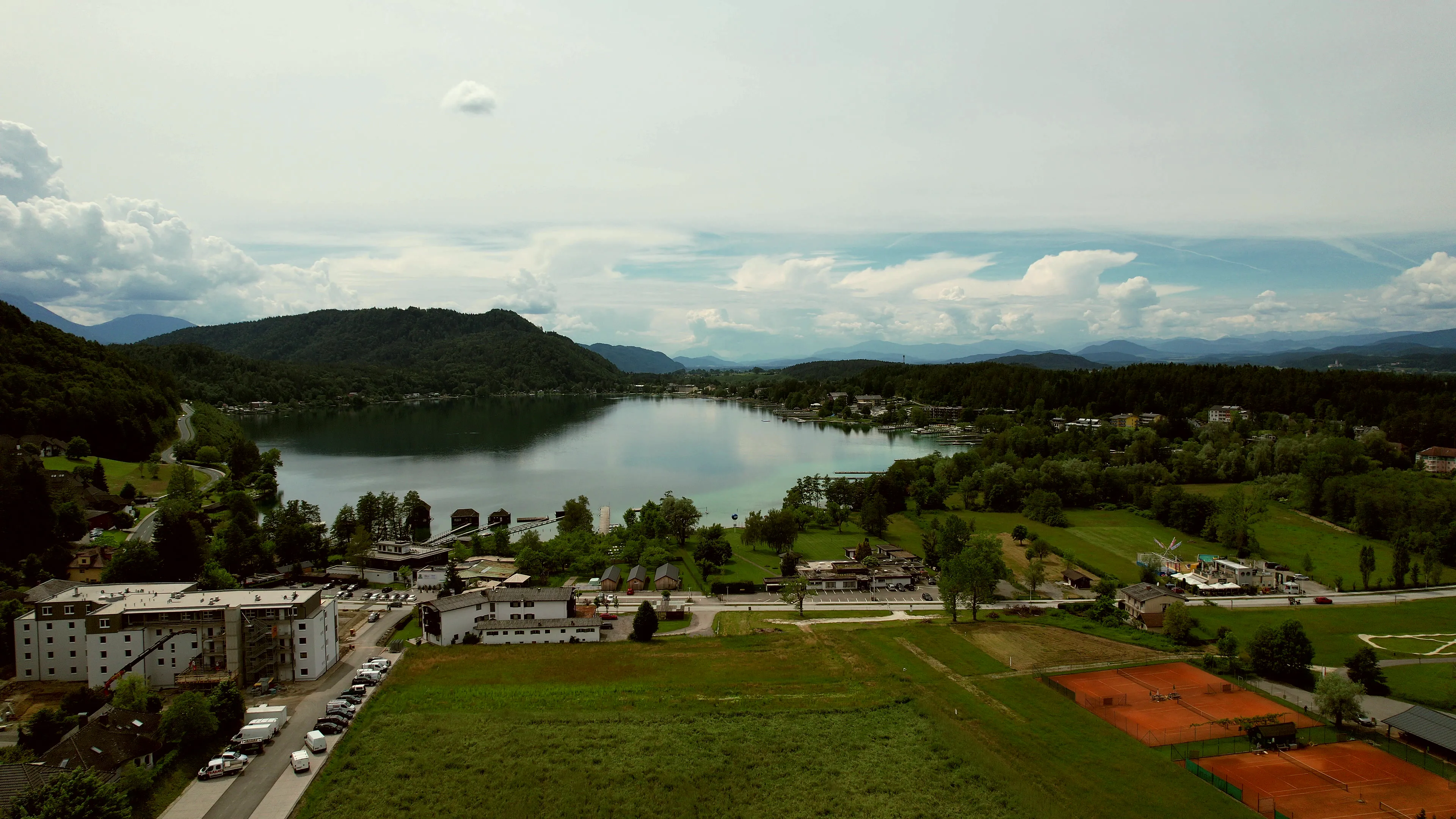 Luftaufnahme der Region St. Kanzian mit Ortsgebiet, Feldern und dem Klopeiner See
